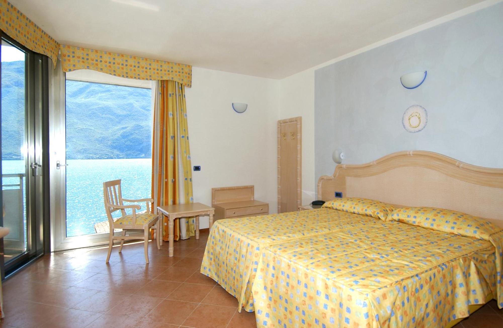 Surf Pier - Montagnoli Group 3* Limone sul Garda